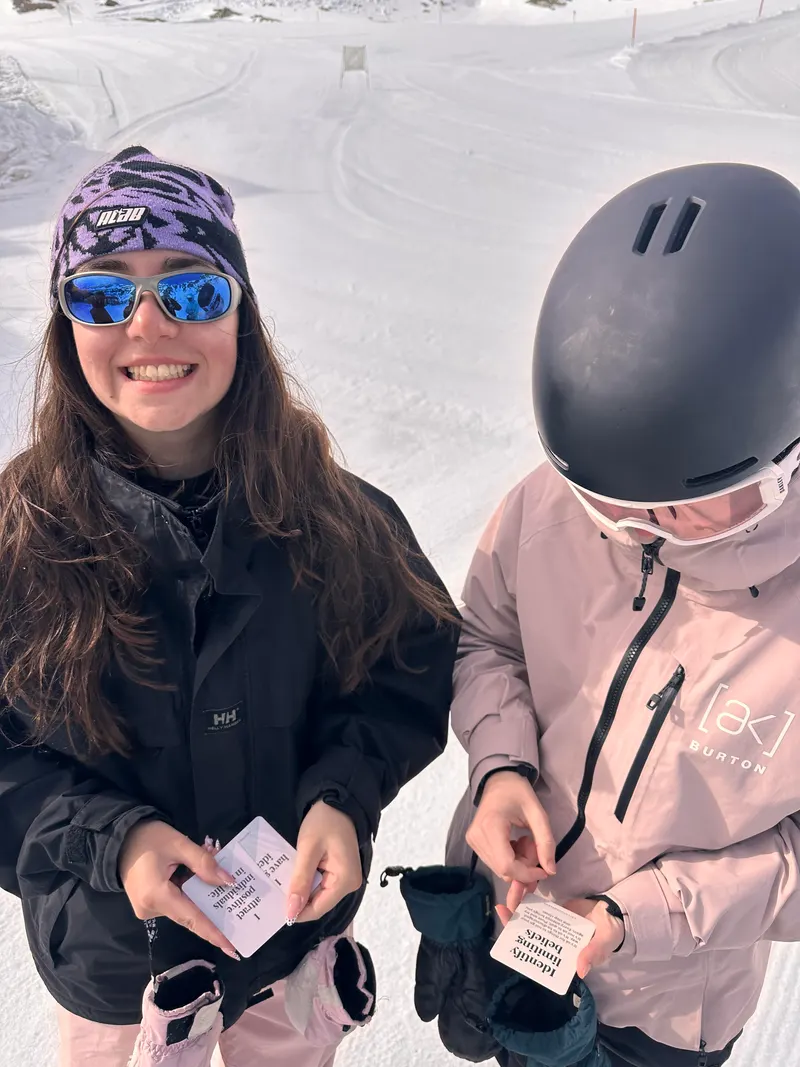 Uczestniczki kursu Buttering Queens z kartami ćwiczeń